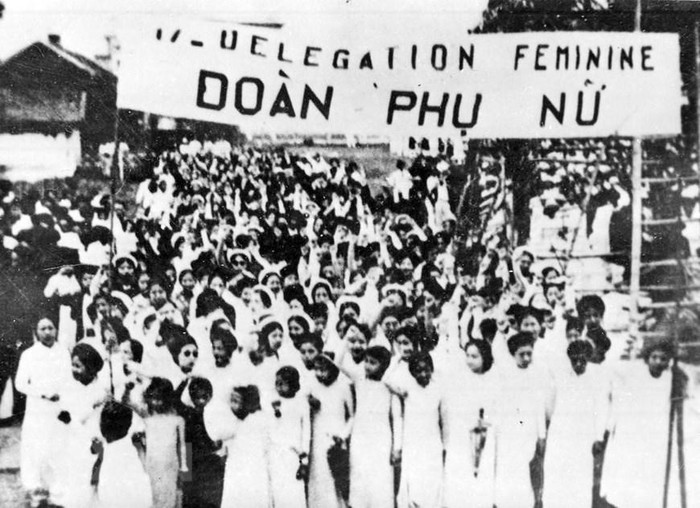 Phụ nữ Hà Nội tham gia míttinh mừng ngày Quốc tế Lao động tại Khu Đấu xảo (tháng 5/1938) trong Cao trào cách mạng đòi dân sinh, dân chủ (1936-1939). (Ảnh: Tư liệu TTXVN)