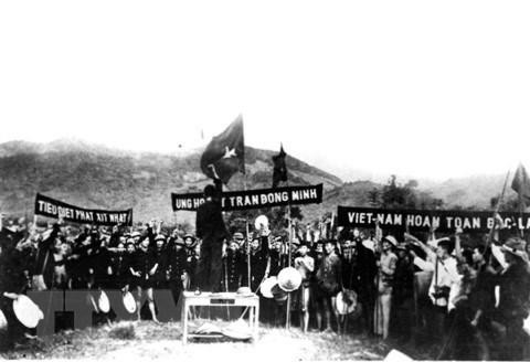 Nhân dân huyện Ba Tơ tham gia đánh chiếm đồn Ba Tơ ngày 11/3/1945. (Ảnh: Tư liệu/TTXVN phát)