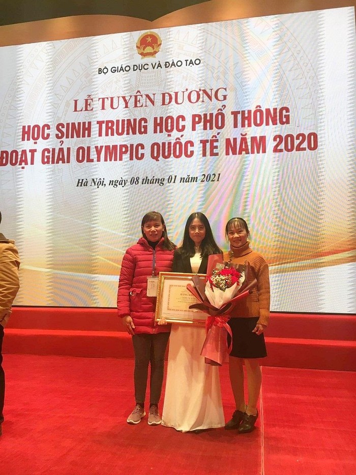 Thu Nga cùng mẹ (trái) và cô giáo Vũ Thị Hạnh (phải) tại lễ tuyên dương học sinh Trung học phổ thông đoạt giải Olympic quốc tế năm 2020. (Ảnh: Nhân vật cung cấp)