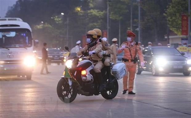 Lực lượng Cảnh sát Giao thông dẫn đoàn và đảm bảo an ninh trên tuyến đường đoàn đại biểu di chuyển từ Lăng Chủ tịch Hồ Chí Minh đến Trung tâm Hội nghị Quốc gia. (Ảnh: Dương Giang/TTXVN)