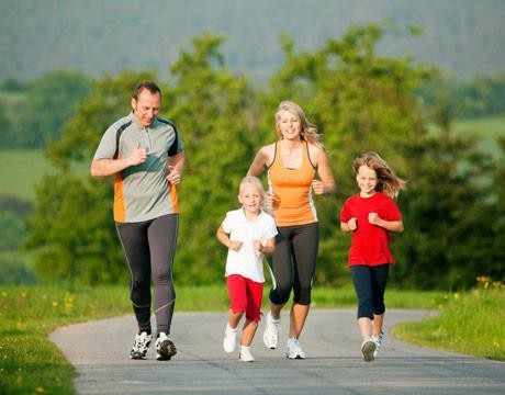 Mỗi ngày nên dành ra ít nhất 15 phút để tập thể dục đều đặn, mang lại hiệu quả trong việc chăm sóc sức khỏe con người. (Ảnh: Báo Sức khỏe và Đời sống)
