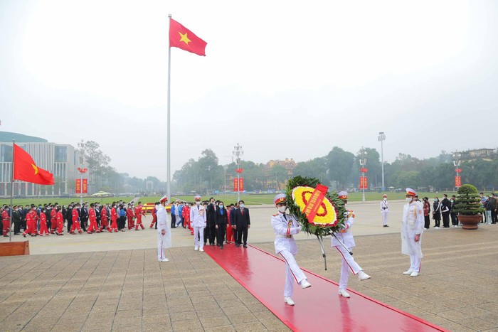 Đoàn dâng hoa và vào Lăng viếng Chủ tịch Hồ Chí Minh