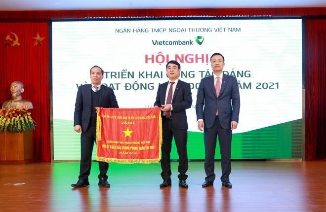 Thừa ủy quyền của Thủ tướng Chính phủ, Phó Thống đốc Ngân hàng Nhà nước Đoàn Thái Sơn trao Cờ thi đua của Thủ tướng Chính phủ cho Vietcombank tại Hội nghị triển khai hoạt động kinh doanh năm 2021 của Vietcombank.