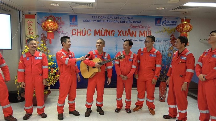 Nhạc sỹ Trương Quý Hải cùng hát với người lao động Dầu khí trên giàn HT-PQP