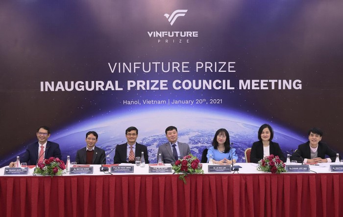 Các thành viên của Hội đồng giải thưởng, Hội đồng sơ khảo tại đầu cầu Việt nam trong phiên họp toàn thể thống nhất bộ tiêu chí đề cử.