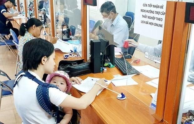 Bảo hiểm xã hội Việt Nam yêu cầu các đơn vị tập trung thực hiện việc chi trả lương hưu và trợ cấp bảo hiểm xã hội, bảo hiểm thất nghiệp. (Ảnh minh họa: TTXVN)