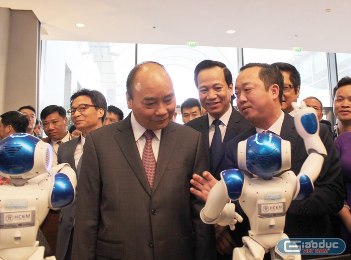 Thủ tướng thăm gian hàng của Trường Cao đẳng Cơ điện Hà Nội tại Diễn đàn “Nâng tầm kỹ năng lao động Việt Nam” tổ chức vào tháng 11/2019. Ảnh: NTCC