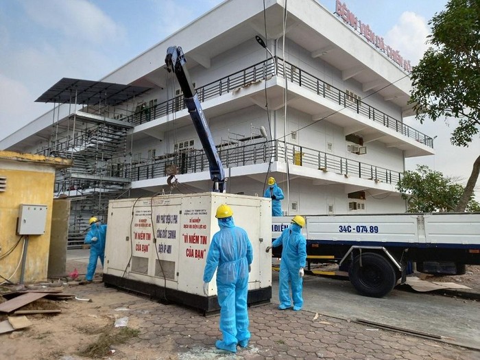 Công ty Điện lực Hải Dương lắp đặt máy phát điện dự phòng cho bệnh viện dã chiến trường Đại học Sao Đỏ cơ sở 2