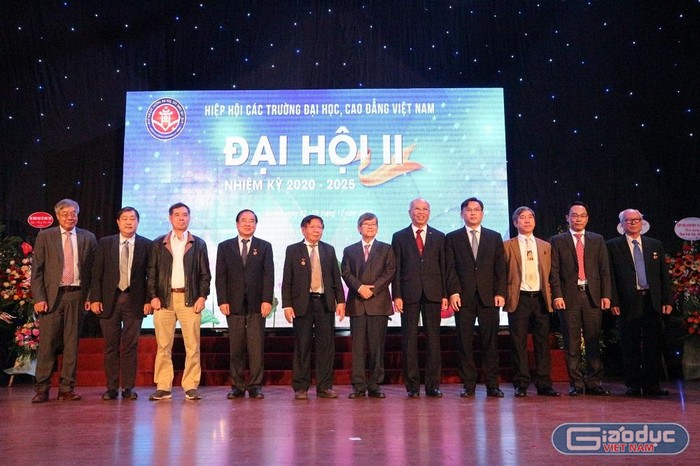Tân chủ tịch và các phó chủ tịch của Hiệp hội Các trường đại học, cao đẳng Việt Nam nhiệm kỳ 2020-2025 (ảnh: Tùng Dương)