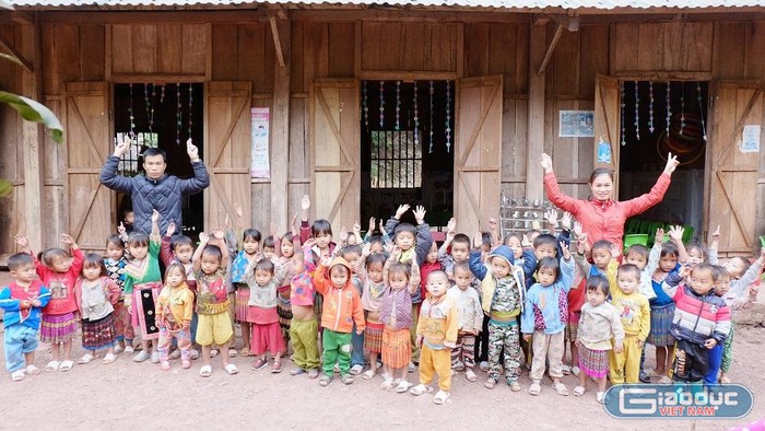 Vợ chồng thầy giáo Đao Văn Thích và cô giáo Chim Thị Mừng cùng các em học sinh điểm trường U Pa Tết. (Ảnh: L.C)