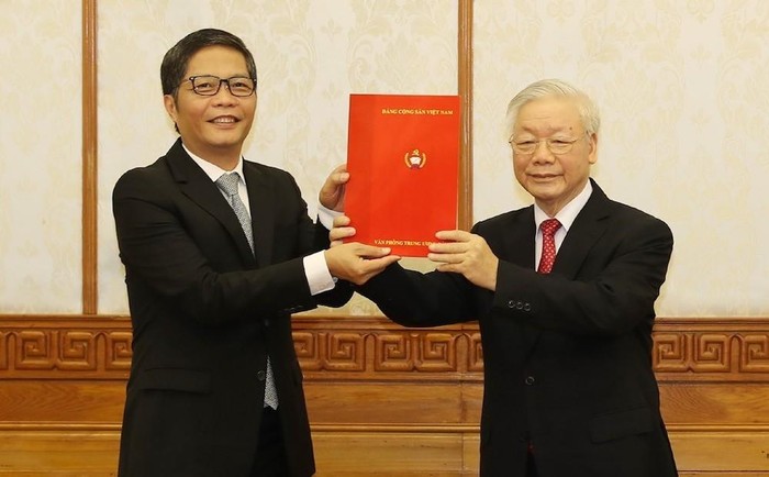 Tổng Bí thư, Chủ tịch nước Nguyễn Phú Trọng trao quyết định của Bộ Chính trị phân công đồng chí Trần Tuấn Anh giữ chức Trưởng Ban Kinh tế Trung ương.