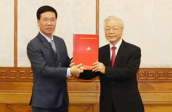 Tổng Bí thư, Chủ tịch nước Nguyễn Phú Trọng trao quyết định của Bộ Chính trị phân công đồng chí Võ Văn Thưởng giữ chức Thường trực Ban Bí thư.