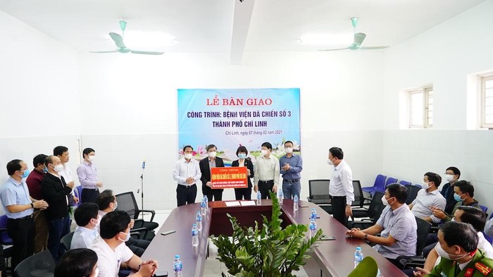 Đại diện tập đoàn Sun Group bàn giao Bệnh viện dã chiến số 3 tới đại diện chính quyền tỉnh Hải Dương chiều ngày 7/2
