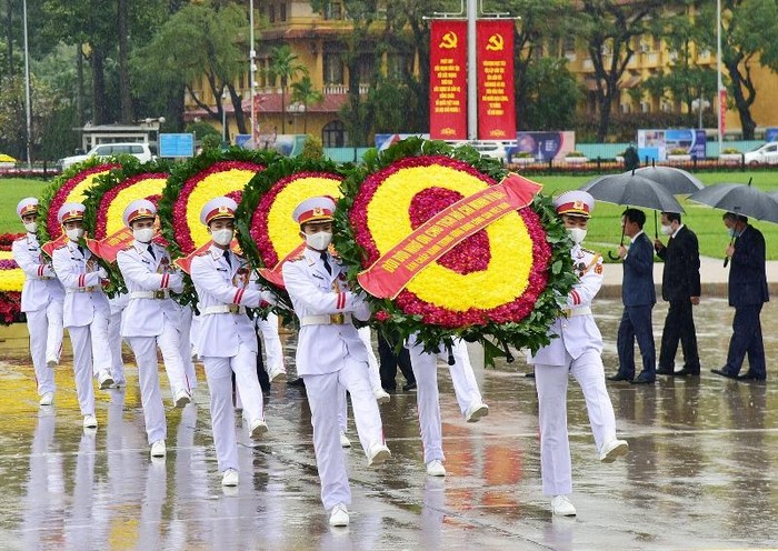 Vòng hoa của Đoàn mang dòng chữ &quot;Đời đời nhớ ơn Chủ tịch Hồ Chí Minh vĩ đại&quot;.