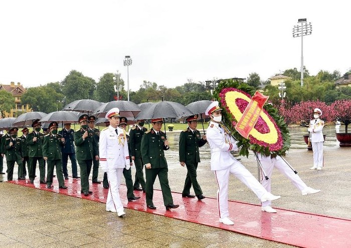 Đoàn đại biểu Quân ủy Trung ương - Bộ Quốc phòng vào Lăng viếng Chủ tịch Hồ Chí Minh.