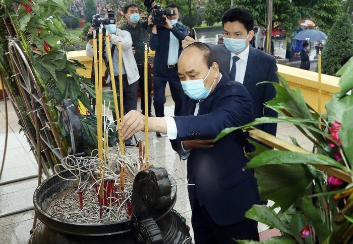 Thủ tướng Nguyễn Xuân Phúc dâng hương tưởng nhớ các vị tiền bối cách mạng và các Anh hùng, liệt sĩ tại Nghĩa trang Mai Dịch.