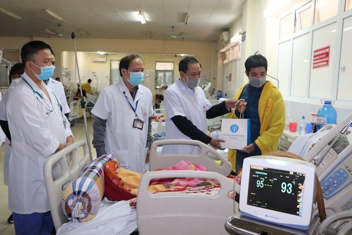 Đại diện Bảo hiểm xã hội Thành phố Hồ Chí Minh tặng quà Tết cho bệnh nhân bảo hiểm y tế có hoàn cảnh khó khăn tại Bệnh viện Nhân dân Gia Định.