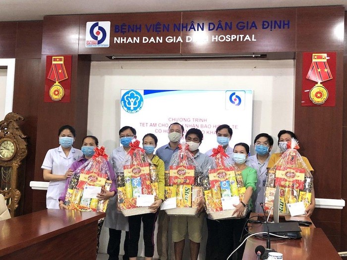 Bảo hiểm xã hội tỉnh Hưng Yên trao tặng quà cho bệnh nhân bảo hiểm y tế có hoàn cảnh khó khăn.