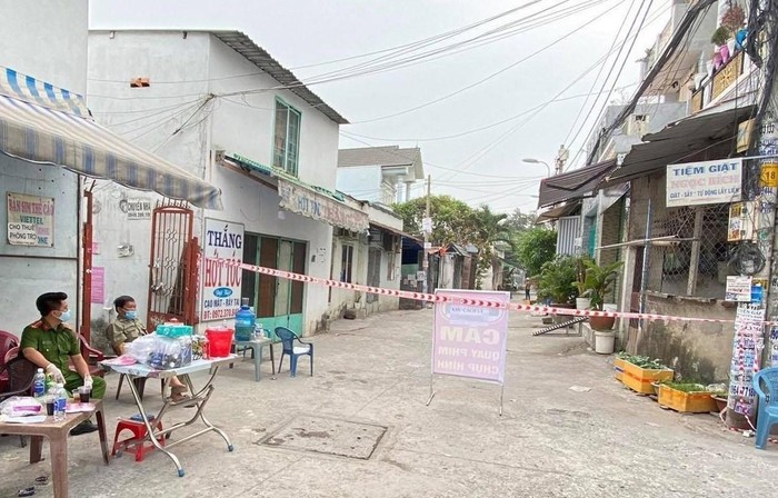 Các lực lượng chức năng phong tỏa tuyến đường TL04 tại phường Thạnh Lộc (Quận 12, Thành phố Hồ Chí Minh). (Ảnh: TTXVN)