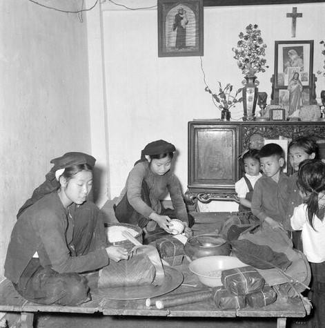Một gia đình lao động công giáo ngoại thành Hà Nội chuẩn bị gói bánh chưng Tết. (Ảnh: TTXVN)