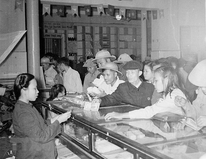 Cửa hàng mậu dịch phục vụ Tết Bính Thân 1956 tại Hà Nội. (Ảnh: TTXVN)