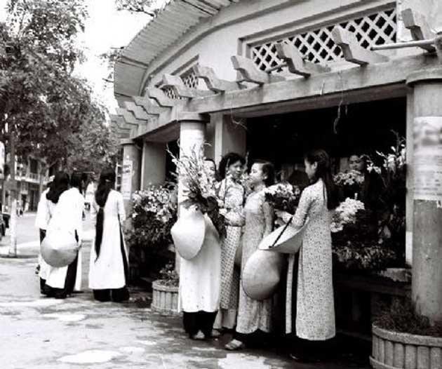 Quầy bán hoa ở Bờ Hồ, góc Hàng Khay-Đinh Tiên Hoàng luôn nhộn nhịp khách đến mua, nhất là các thiếu nữ mỗi độ Tết đến. (Ảnh: Tư liệu TTXVN)