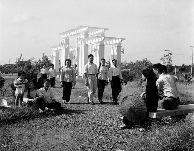 Người dân dạo chơi trong Công viên Thống Nhất sáng mùng một Tết Canh Tý 1960. (Ảnh: Minh Trường/TTXVN)