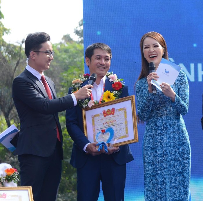 Thầy Nguyễn Trần Vỹ là một trong 10 gương mặt vinh dự nhận Giải thưởng Tình nguyện Quốc gia 2020. (Ảnh: Nhân vật cung cấp).