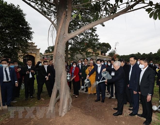 Tổng Bí thư, Chủ tịch nước Nguyễn Phú Trọng trồng cây lưu niệm tại Khu Di tích Hoàng Thành Thăng Long. (Ảnh : Trí Dũng/TTXVN)