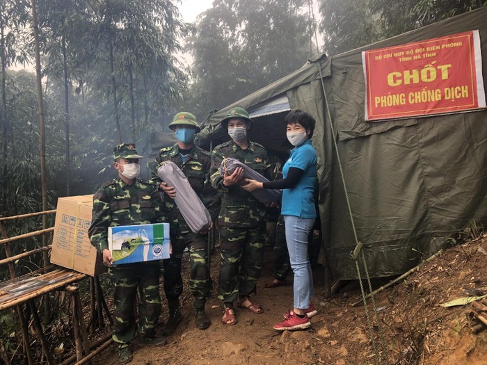 Sữa Cô Gái Hà Lan tặng lều ngủ và sản phẩm dinh dưỡng cho lực lượng chiến sỹ biên phòng và tình nguyện viên tại Hà Tĩnh, Quảng Trị vào tháng 4/2020.