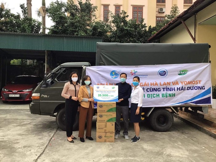 Gần 40.000 đơn vị sữa đang được trao gửi đến các y bác sĩ tuyến đầu và người dân tại các khu vực cách ly ở tỉnh Hải Dương.