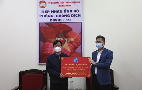 Bảo hiểm xã hội Việt Nam ủng hộ Quỹ phòng chống dịch COVID-19 tại Hải Dương.