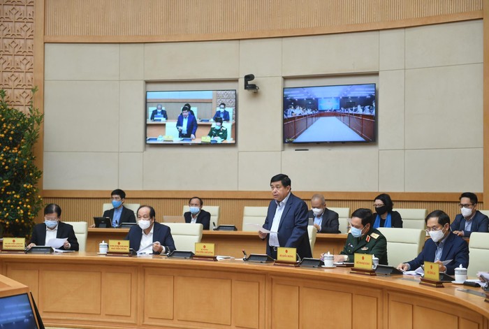 Bộ trưởng Bộ Kế hoạch và Đầu tư Nguyễn Chí Dũng trình bày báo cáo tóm tắt về đề án. Ảnh: VGP/Quang Hiếu