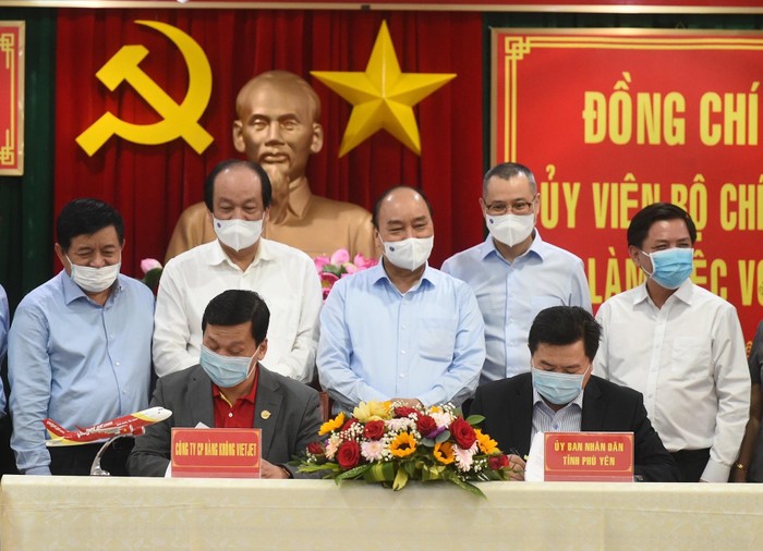 Giám đốc Điều hành Việtt - ông Đinh Việt Phương ký biên bản ghi nhớ cùng đại diện Uỷ ban nhân dân tỉnh Phú Yên.
