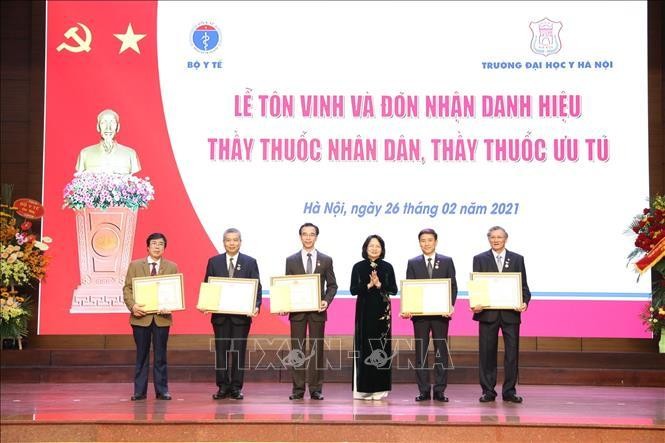 Phó Chủ tịch nước Đặng Thị Ngọc Thịnh trao Danh hiệu Thầy thuốc nhân dân cho 5 cá nhân thuộc Đại học Y Hà Nội. Ảnh: Minh Quyết/TTXVN