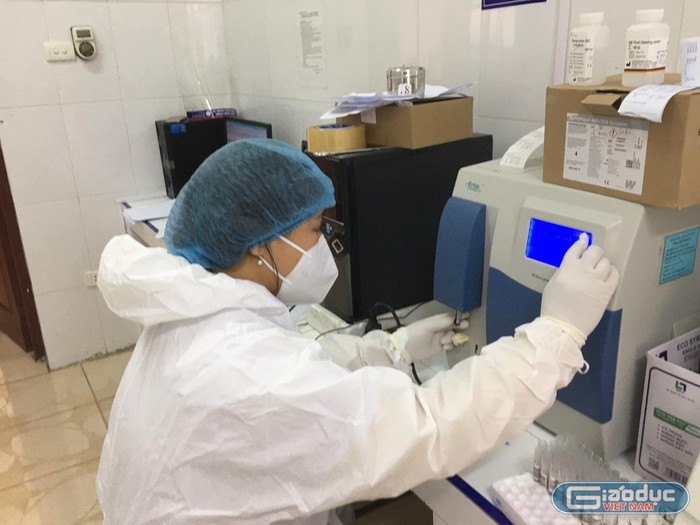 Chị Phan Thị Hương đang vận hành máy xét nghiệm mẫu bệnh phẩm của những bệnh nhân bị nhiễm Covid-19 tại Trung tâm y tế Chí Linh (Hải Dương). Ảnh: Nhân vật cung cấp