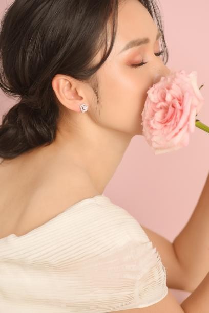 Dưới những đôi bàn tay tài hoa của người thợ kim hoàn tại DOJI, mỗi món trang sức trong bộ sưu tập “Blooming Rose” như một đoá hồng tỏa sáng diệu kỳ.
