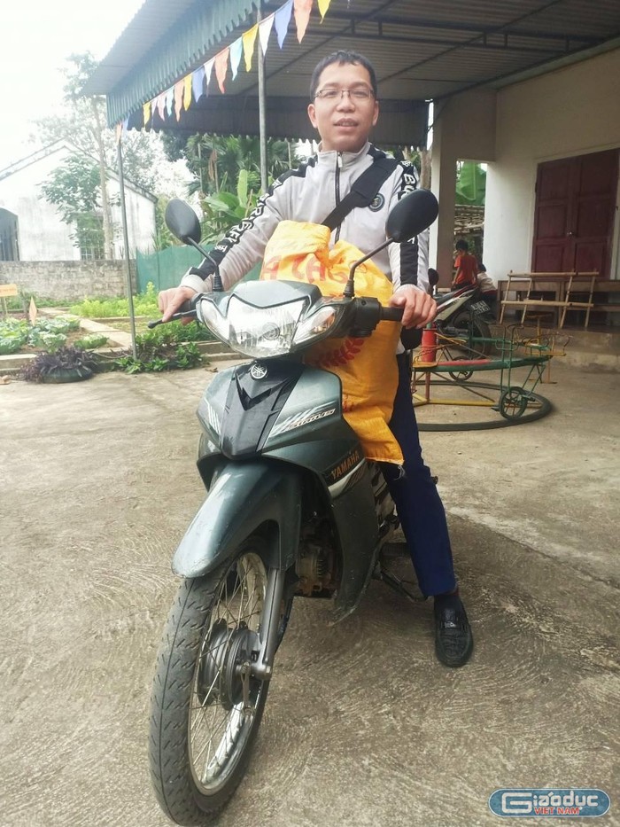 Mỗi ngày thầy Khánh đi xe máy gần 15 cây số đường rừng để đến nơi dạy học. Ảnh: Nhân vật cung cấp.