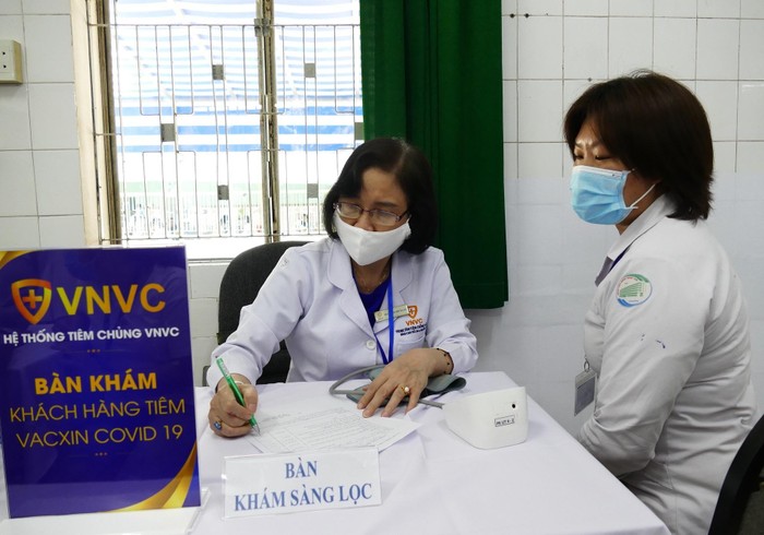 Các nhân viên y tế được khám sàng lọc trước khi tiêm vaccine COVID-19. (Ảnh: VGP/Nguyễn Kim)