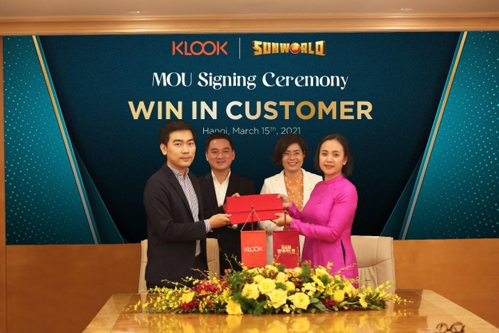Ông Đinh Tiến Phúc, Giám đốc Marketing Klook Việt Nam (ngoài cùng bên trái) và bà Phùng Phạm Thanh Thúy, Giám đốc Kinh doanh Sun World – Khu vực miền Trung (ngoài cùng bên phải) thực hiện nghi thức ký kết hợp tác