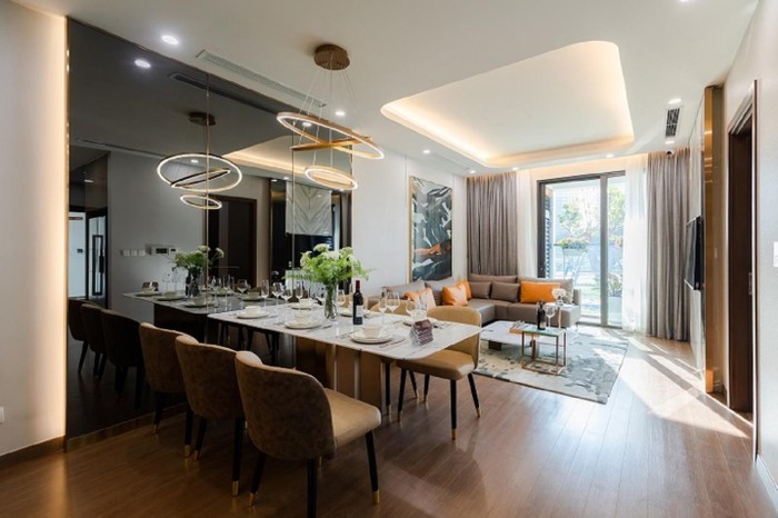 Phòng khách và phòng ăn được thiết kế liên thông, sở hữu không gian thoáng sáng khi kết nối trực tiếp với logia. Ánh sáng mang nguồn sinh khí mạnh mẽ vào bên trong căn hộ.