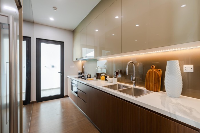 Không gian bếp hiện đại với màu sắc hài hòa, trang nhã và thiết bị bàn giao cao cấp: bếp, hút mùi mang thương hiệu Bosch.