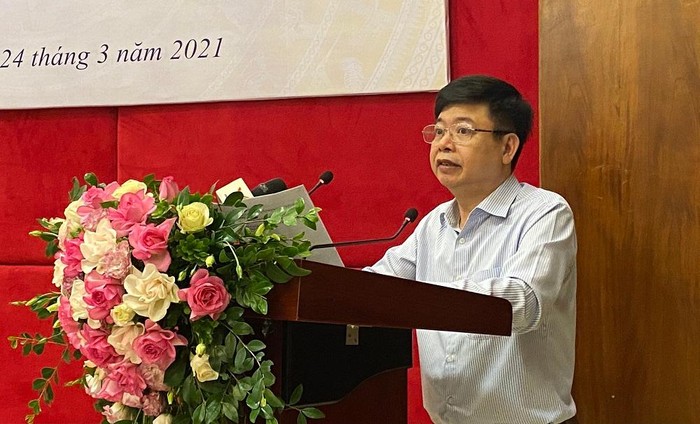 Ông Trần Quốc Tuý - Phó Trưởng ban Quản lý Thu - Sổ, thẻ trình bày chuyên đề về việc triển khai mẫu thẻ Bảo hiểm y tế mới.