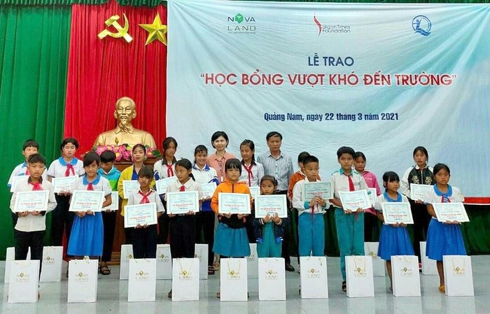 Tập đoàn Novaland thông qua Quỹ bảo trợ trẻ em Việt Nam và Quỹ STF - Phạm Phú Thứ trao tặng 95 phần học bổng cho học sinh tại huyện Nam Trà My