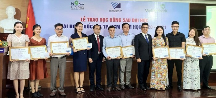 Phó giáo sư Vũ Hải Quân và Tổng Giám đốc Tập đoàn Novaland Bùi Xuân Huy trao học bổng cho các nghiên cứu sinh có thành tích xuất sắc