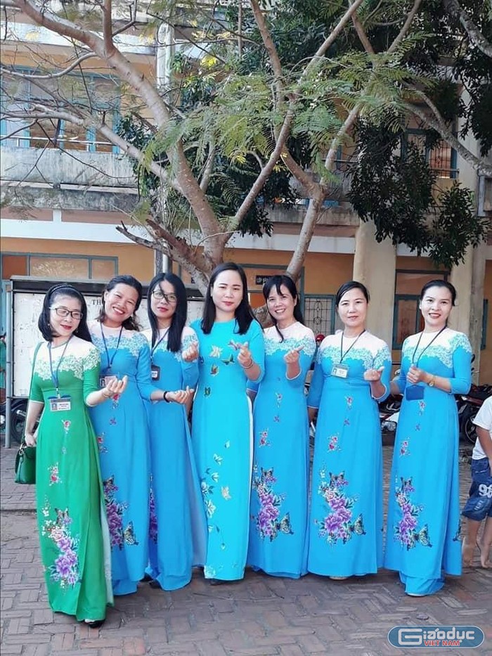 Cô Trần Thị Thắm (bìa trái) giáo viên hợp đồng thỉnh giảng tại Trường Trung học cơ sở Bưng Riềng, Bà Rịa – Vũng Tàu (Ảnh: Nhân vật cung cấp)