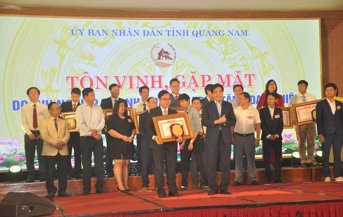 Đại diện nhà máy Number One Chu Lai nhận bằng khen của Ủy ban Nhân dân tỉnh Quảng Nam