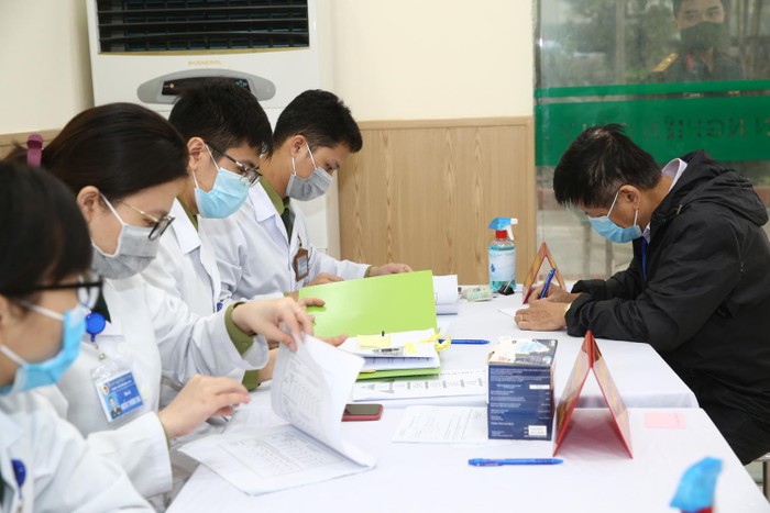 Trong giai đoạn 2, vaccine Nano Covax được tiêm thử nghiệm đồng thời tại Học viện Quân y và Trung tâm Y tế huyện Bến Lức (tỉnh Long An, do Viện Pasteur Thành phố Hồ Chí Minh cùng tham gia nghiên cứu, thực hiện) từ ngày 25/3-6/4, mỗi đơn vị sẽ tiêm cho 280 tình nguyện viên. Ảnh: VGP/Đình Nam