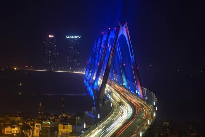 Cầu Nhật Tân bừng sáng sắc xanh. Ảnh: Nguyễn Linh Giang