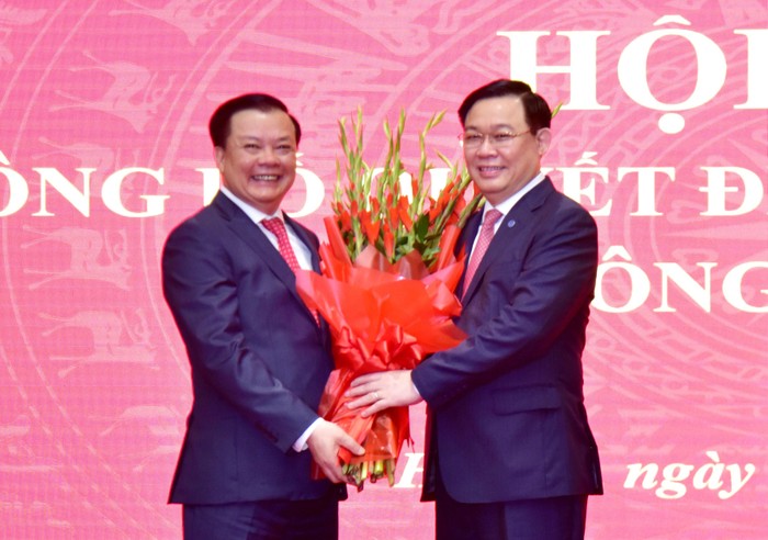 Chủ tịch Quốc hội Vương Đình Huệ tặng hoa chúc mừng tân Bí thư Thành ủy Hà Nội. Ảnh: VGP/Gia Huy